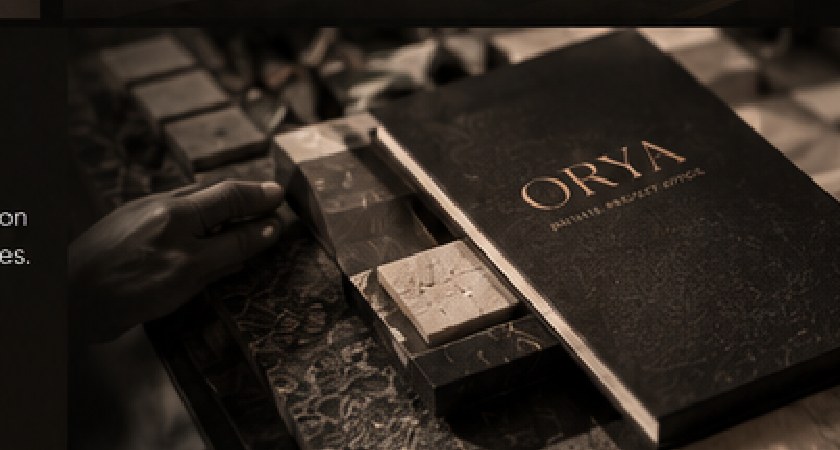 Carnet ORYA relié cuir sur plan de travail en marbre